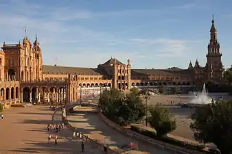 Plaza de España (Sevilla), diseñada para la Exposición Iberoamericana de 1929 (su exotismo la ha hecho ser escenario de destacadas películas, desde Lawrence de Arabia hasta el Episodio II de Star Wars).
