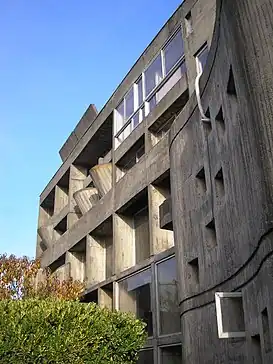 Edificio de la Cooperativa Eléctrica de Chillán, remontado a 1965, es un ejemplo de estilo brutalista.