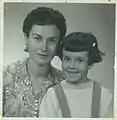 Edna Iturralde con su mamá a los 4 años
