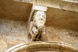 Hombre barbudo con barba, rodillas y tobillos encadenados