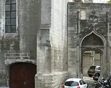 Puerta con decoración flamígera y restos del muro del claustro