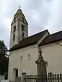 La iglesia y el cementerio