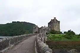 Mirando por el puente hacia el castillo