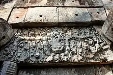 Dintel de la torre central: Krishna, montado sobre el símbolo del tiempo ‘Kala’, levantando la colina Góvardhana y luchando con la serpiente Kaliya
