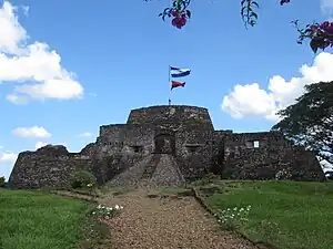 Fotografía a color de la Fortaleza de La Inmaculada y Purísima Concepción en Nicaragua, tomada en febrero de 2011
