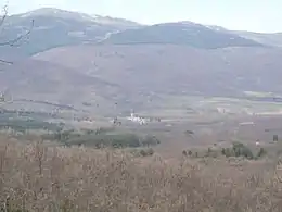 El monasterio se integra en el paisaje montañoso que ofrece el valle del Lozoya