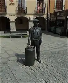 Estatua a Pepe Cortés el barquillero en Ponferrada.
