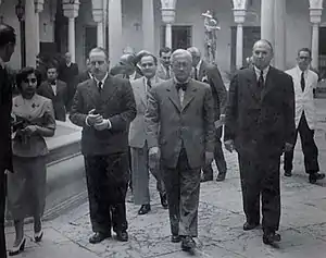 El doctor Francisco Navarro López junto al descubridor de la penicilina, el doctor Alexander Fleming, en el Hospital de la Caridad de Sevilla
