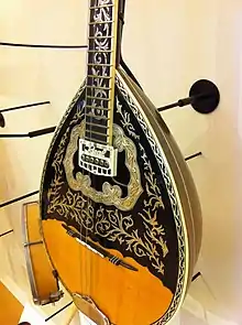 Un bouzouki moderno con una roseta incrustada.