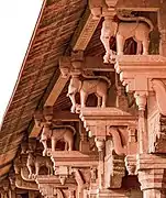 Detalles arquitectónicos ornamentales introducidos por el emperador Akbar.