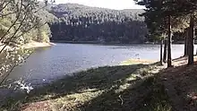 Vista del embalse desde un lateral