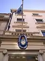 Bandera y escudo argentino en la embajada