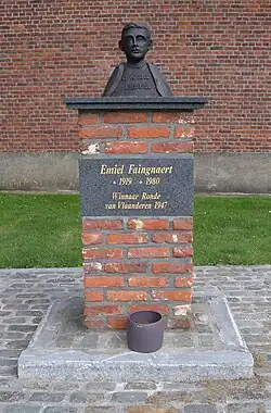 Estatua de Emiel Faingnaert en Sint-Martens-Lierde
