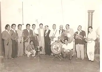 Musicólogo Baqueiro con la banda típica Guamuchileña de Sinaloa.