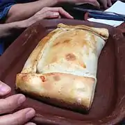 Empanada de un kilo, típica de Pomaire.