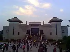 Entrada al museo del mausoleo.