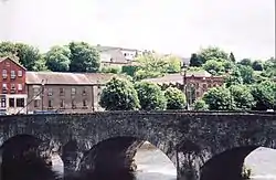 El puente en Enniscorthy (Cerro de Vinagre visible en de fondo)