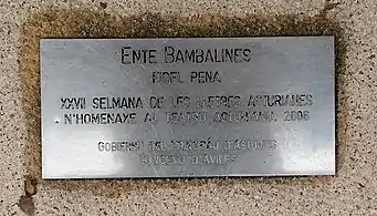 Placa de la escultura en homenaje al teatro asturiano