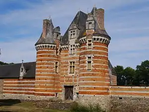 El châtelet de entrada del château de Mortiercrolles.