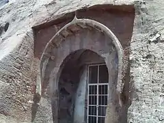 Entrada del templo de la cueva de Rockcut (estilo similar a las cuevas de Barabar) en Guntupalle, Andhra Pradesh