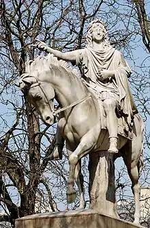 Estatua ecuestre de Luis XIII en la plaza real de los Vosgos.