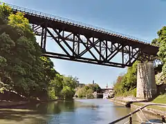 Puente ferroviario en celosía sobre el canal Erie en Lockport, New York.