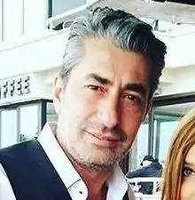 Erkan Petekkaya interpreta a Sadi