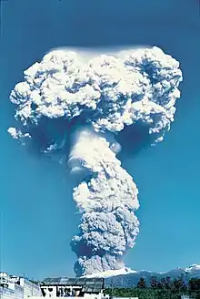 Foto a Color de la erupción del Pichincha a finales del año 1999.