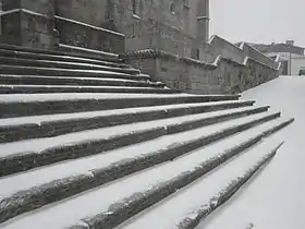 Escalera de la Catedral de Guarda cubierta de nieve.
