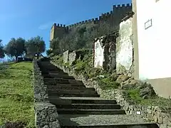 Calle de D. Sancho I y escalera de acesso al castillo de Belver.