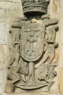 Escudo de los Bustillo, en el Palacio del Marqués del Castañar, en Vargas, Cantabria (Año de 1774). En el escudo se puede apreciar la corona de Marqués, el escudo de apellido Bustillo, así como la cruz de Caballero de Santiago, de fondo un Ancla.