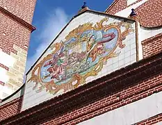 Escudo de la ciudad sobre azulejos en la Iglesia de los Santos Mártires.