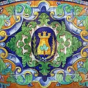 Azulejos con el escudo de Ayamonte en los bancos de la plaza.