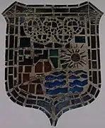Escudo abstracto de la ciudad en mosaico-vidriera en la Escuela Oficial de Idiomas.