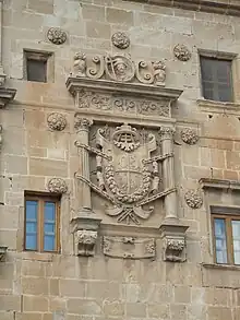 Escudo de la fachada lateral.