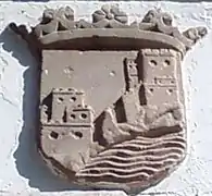 Escudo de la ciudad tallado en piedra en la Fuente de Reding.