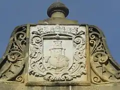 Escudo de la ciudad en el mercado municipal de abastos. Siglo XVIII. Obsérvese la corona murada.