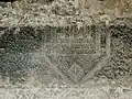 Escudo grabado sobre dintel de piedra.