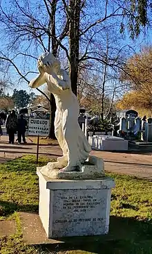 Homenaje de la escultora Helga Yufer a las víctimas del Terremoto de 1939