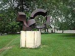 Articulación flotante (1988) en el parque de la Vuelta del Castillo en Pamplona.
