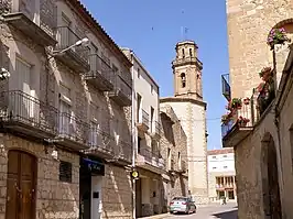 Calle Mayals con la iglesia de la Asunción al fondo