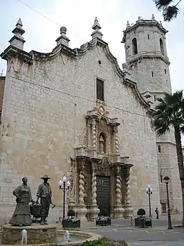 Fachada de la iglesia.