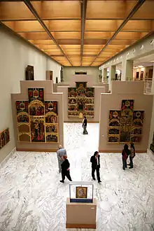 Sala del Museo de Bellas Artes de Valencia. A la derecha de la imagen, el Retablo de la Santa Cruz.