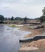 Espigones construidos con gabiones, para proteger las márgenes de un río.