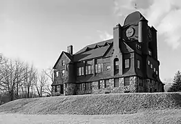 Ayuntamiento de Essex y Biblioteca TOHP Burnham, Essex, Massachusetts (1893–94), Frank W. Weston, arquitecto.