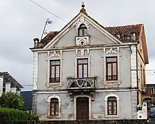 Cuatro muros piñones en una vivienda indiana en Santiago de Estás, Tomiño (Galicia, España), transición a un pseudofrontón.