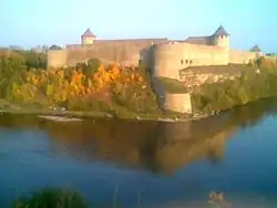Fortaleza de Ivángorod desde el Narva.