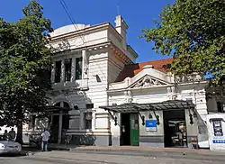 Frente de la estación (2016).
