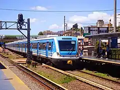 Tren hacia Moreno ingresando a la estación