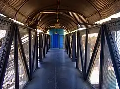 Interior del puente peatonal